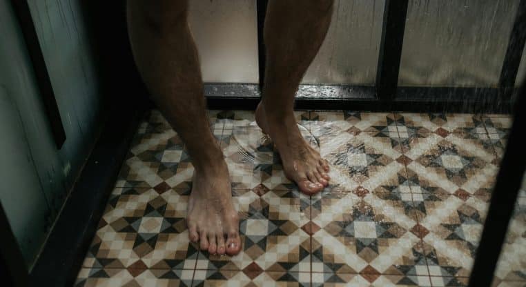 Uriner sous la douche