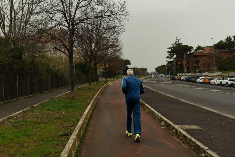 Homme en train de marcher