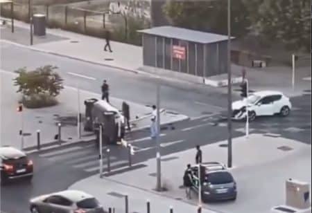 Policiers dans la voiture percutée