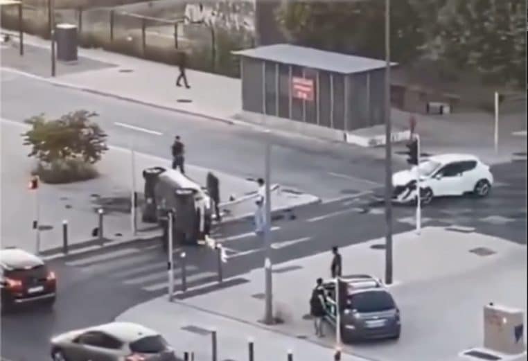 Policiers dans la voiture percutée