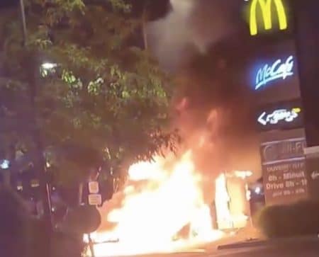 Voiture en feu devant McDonald's