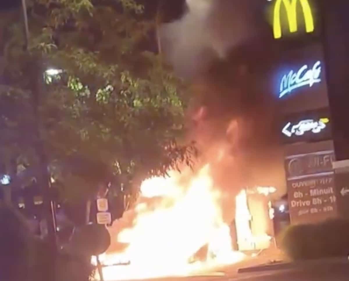 Voiture en feu devant McDonald's
