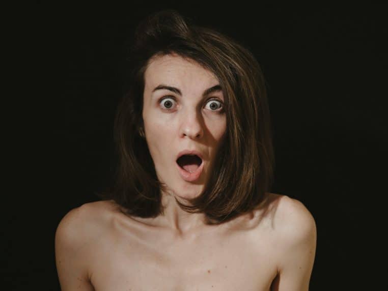 Femme nue et surprise