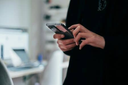 Personne avec téléphone portable