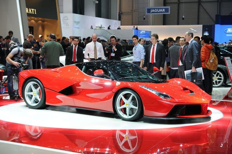 Ferrari sur un stand au Salon de Genève 2013, vue latérale