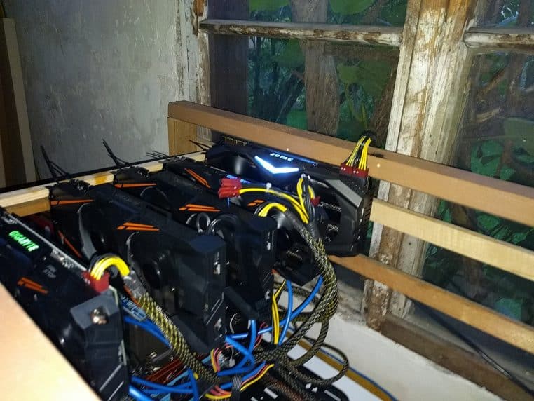 Rig de minage équipé de plusieurs cartes graphiques.