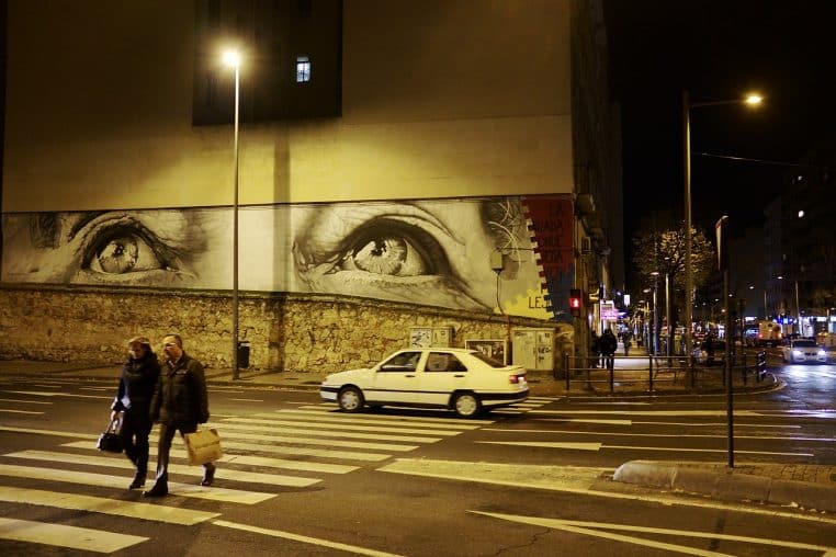 Rue de Salamanque au crépuscule avec éclairage urbain
