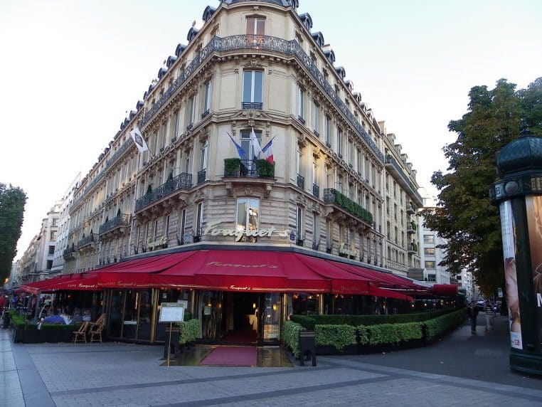 Façade du Fouquet’s Champs-Élysées, auvent rouge