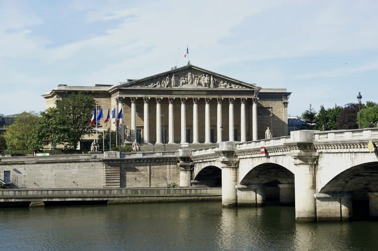 Vue d'ensemble de l'extérieur de l'assemblé nationale.