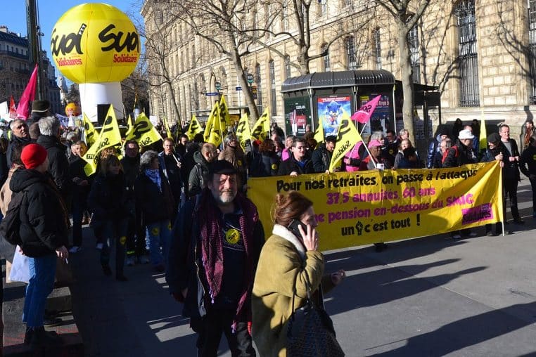 Manifestants défilant à Paris contre la réforme des retraites.