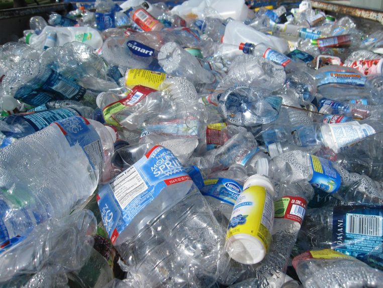 Pollution bouteilles en plastique