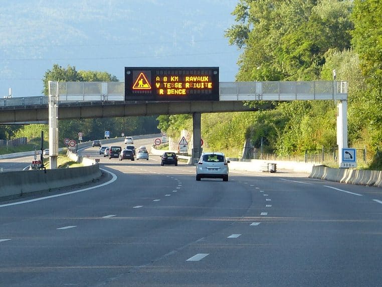 Panneau à messages variables annonçant des travaux sur l’autoroute A43 en France.