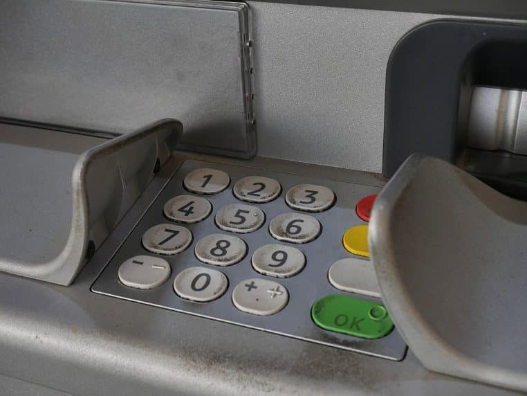 Gros plan sur un clavier de DAB montrant les touches numériques.