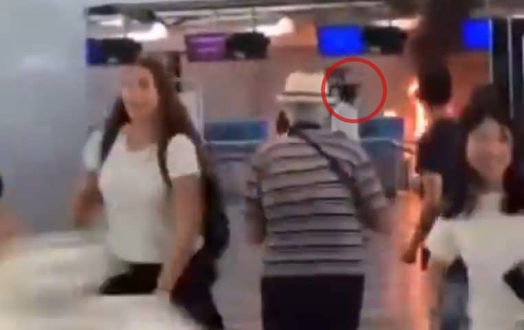 Aéroport homme armé d'un marteau sème la panique