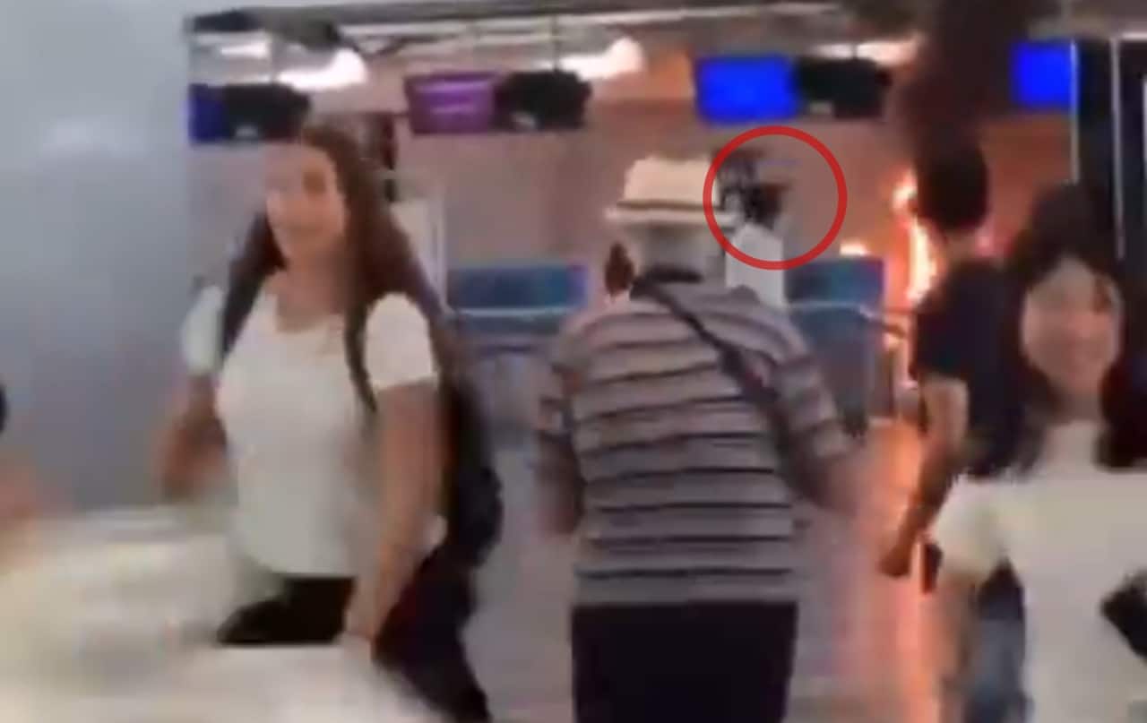 Aéroport homme armé d'un marteau sème la panique