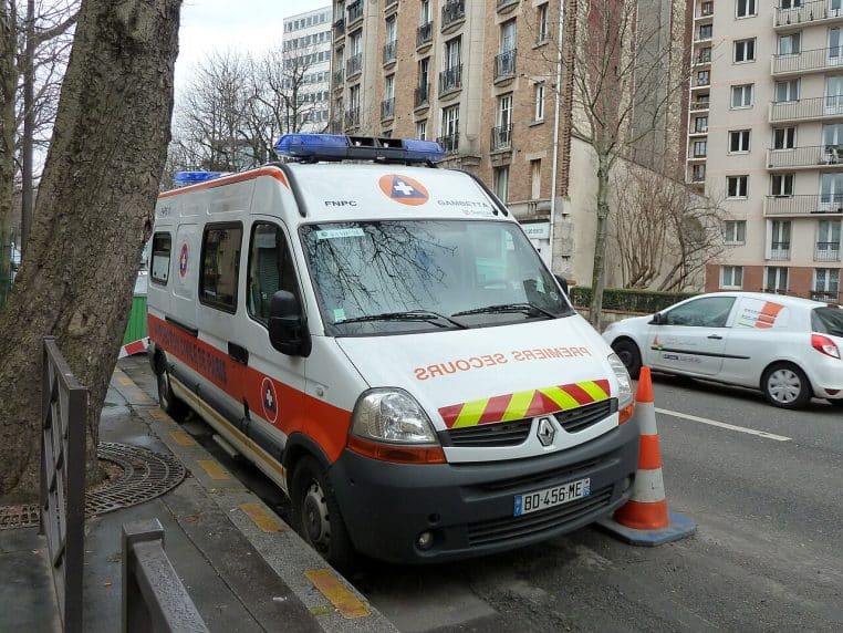 Ambulance de la Protection Civile de Paris stationnée en ville.