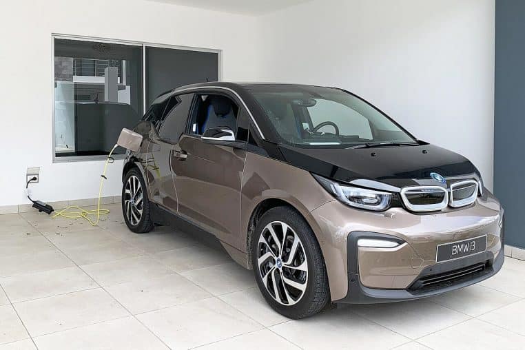 BMW i3 branchée sur prise domestique.