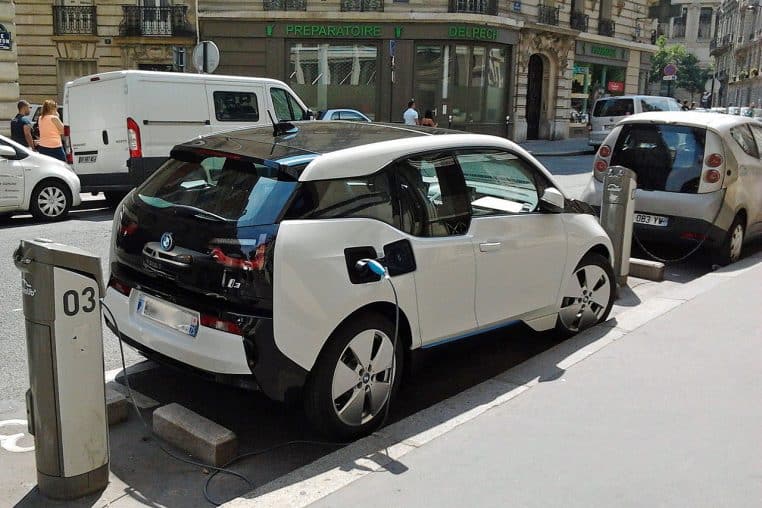 BMW i3 branchée à une borne Autolib’ à Paris.