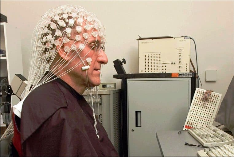 Méditant équipé d’un EEG pour la recherche