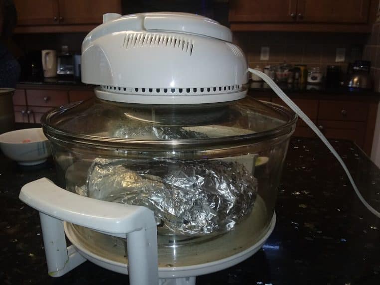 Poulet enveloppé cuisant dans un four à convection.