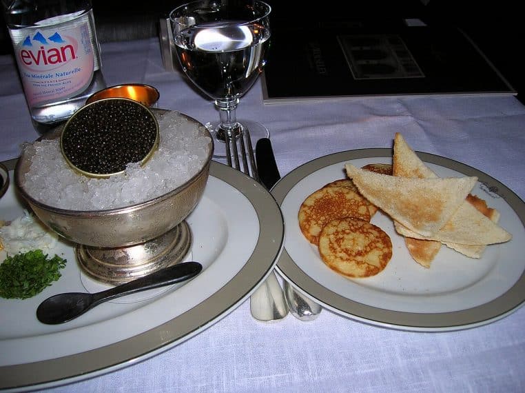 Coupelle de caviar sur glace avec blinis et toasts.