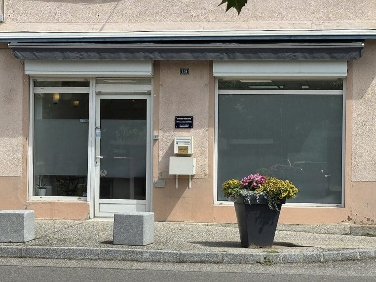 Salle d’un cabinet dentaire moderne.