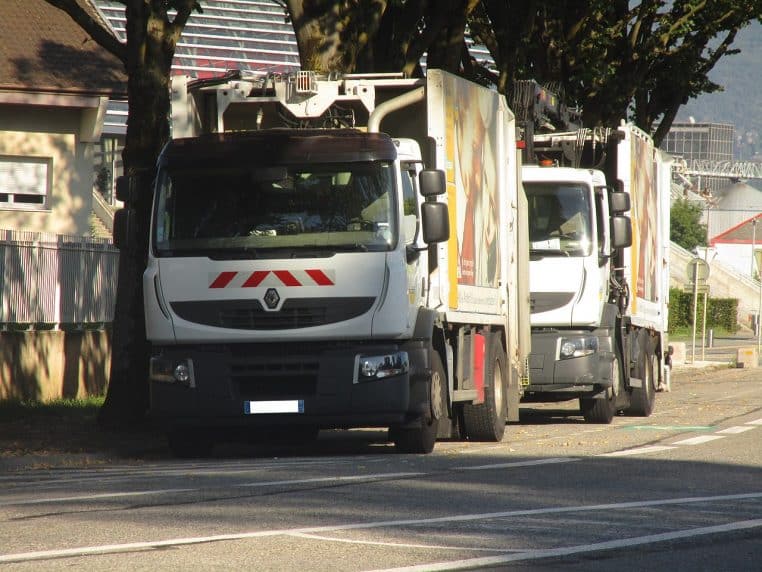 Camion d’enlèvement des ordures à Chambéry, France.