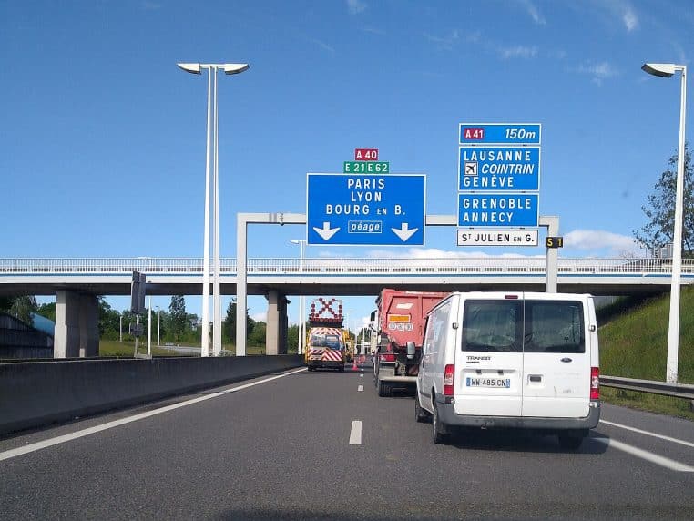 Véhicule d’intervention Sanef/DIR fermant une voie avec flèche lumineuse sur l’A40.