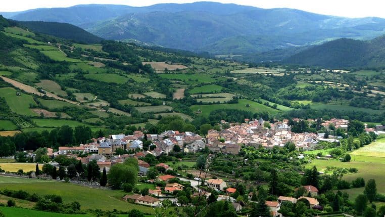 Prairies et haies bocagères près de Nant, Aveyron.