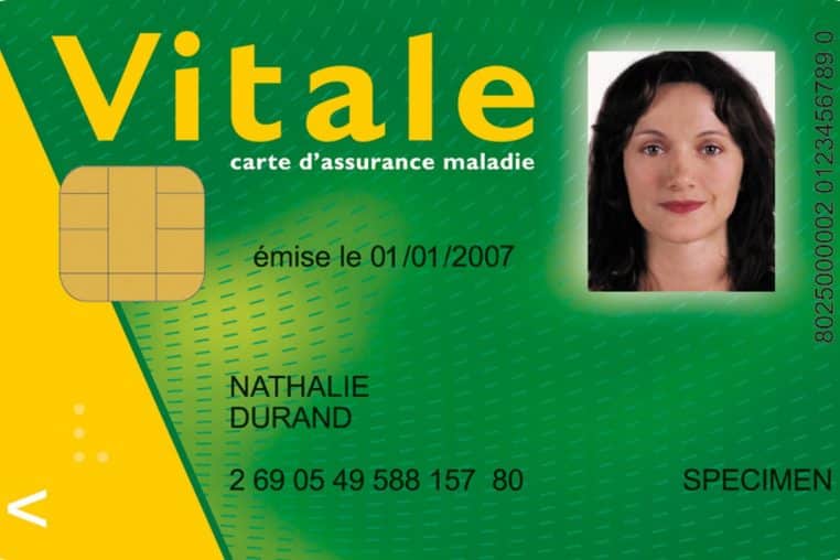 Carte Vitale posée sur fond neutre.