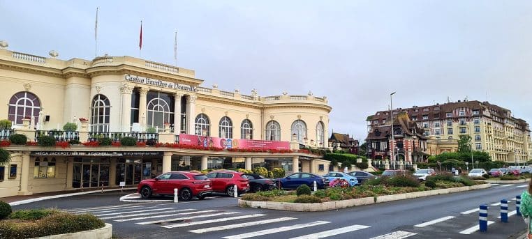 Casino Barrière de Deauville de nuit, éclairages sur la façade.