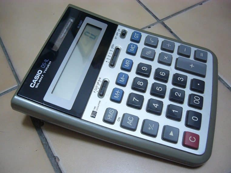 Calculatrice de bureau Casio sur fond neutre