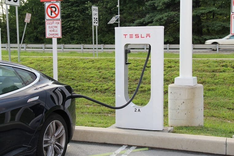 Tesla Model S connectée à une borne Supercharger.