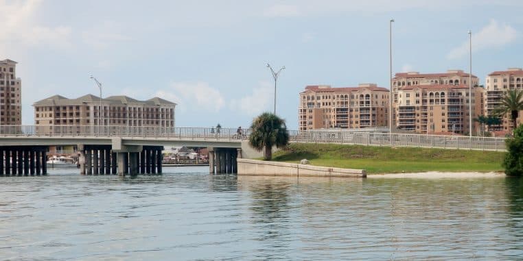 Vue large d’un front de mer urbain avec pont et immeubles à Clearwater Beach.