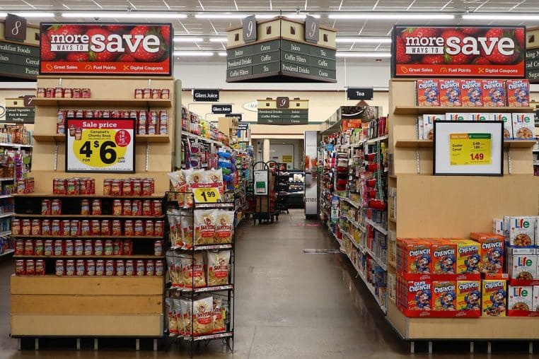 longue allée de supermarché remplie de boissons