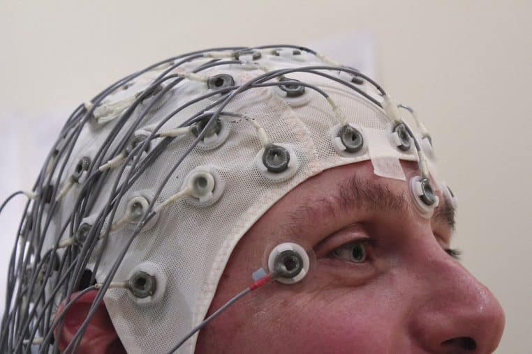 Sujet portant un casque d’EEG en enregistrement