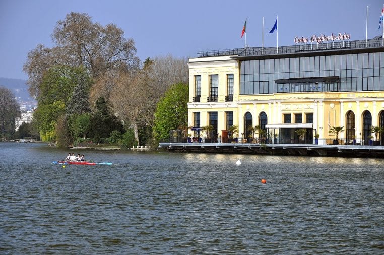 Casino Barrière Enghien-les-Bains avec lac en premier plan