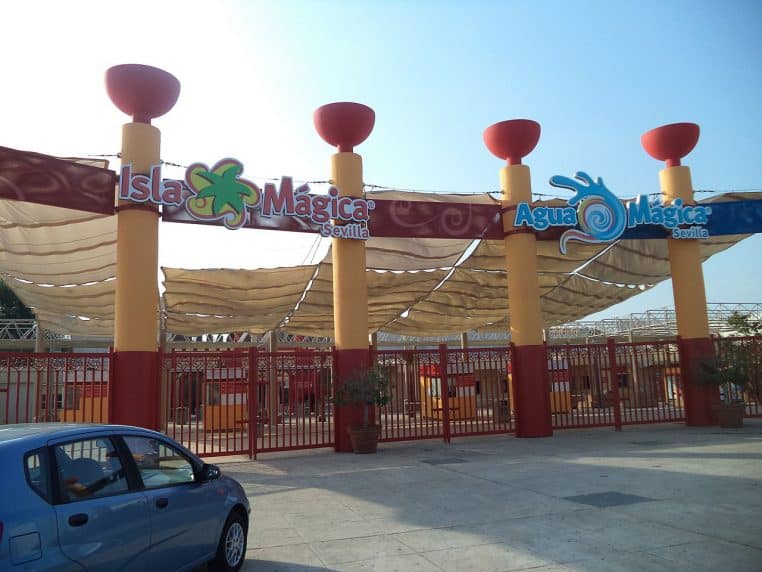 Portique d’entrée du Parque Warner Madrid avec logo et visiteurs.