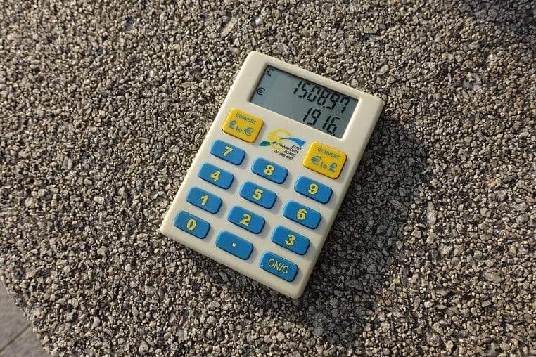 Calculatrice de conversion euro posée sur une table.
