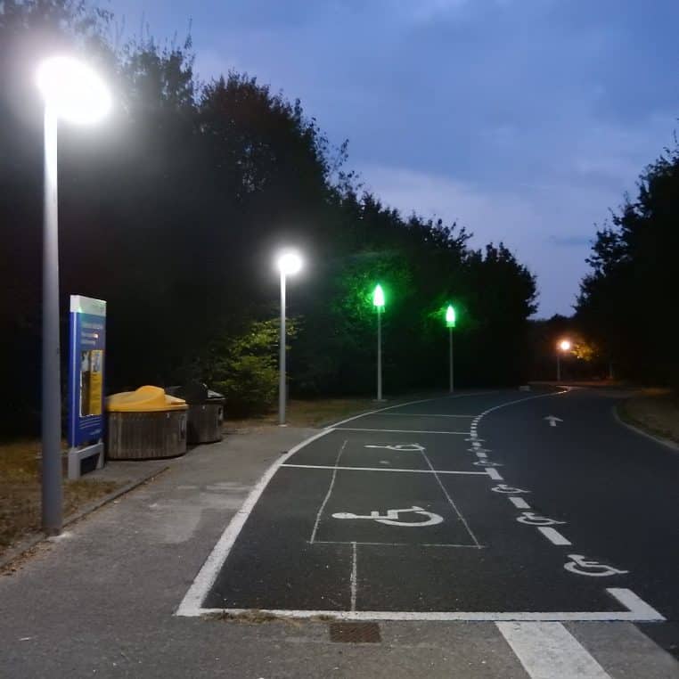 Aire de repos française la nuit, stationnement et éclairages.
