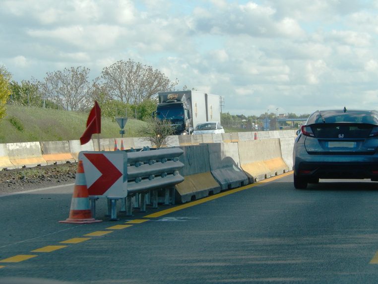 Dispositifs de signalisation temporaire sur l’autoroute A10 (cône K5a, chevron K8, fanion K1).