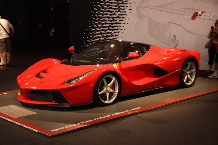 Ferrari LaFerrari rouge exposée au musée, vue 3/4 avant