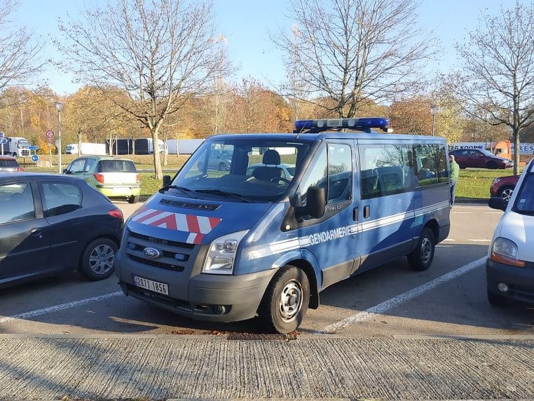 Fourgon Gendarmerie sur aire d’autoroute du Jura, stationnement de nuit.