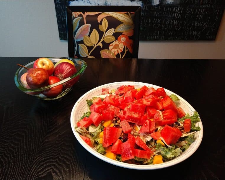 salade servie sur une table pour un dîner léger.