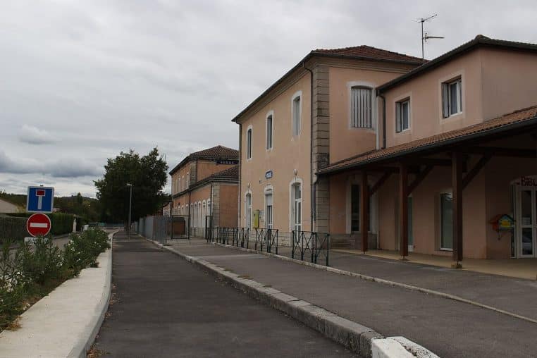 Bâtiment de l’ancienne gare de Vogüé reconverti, sans service voyageurs.