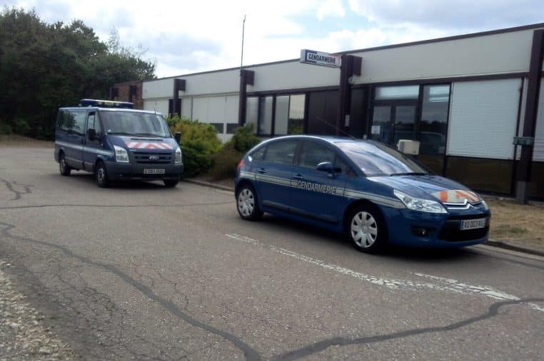 Deux véhicules de gendarmerie autoroutière garés.