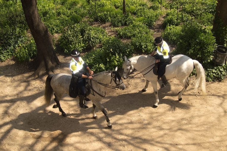 Policier à cheval de la police locale dans une rue de Barcelone.