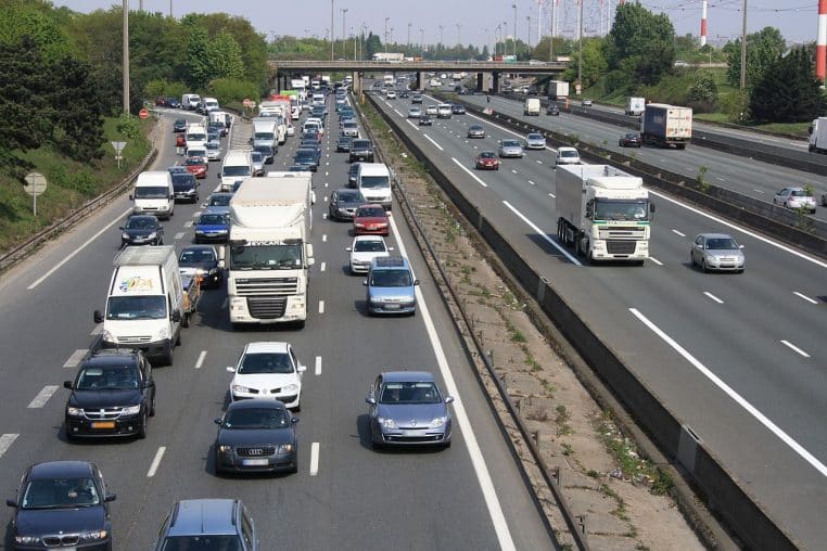 Circulation dense sur l’autoroute A6 près de Paris.