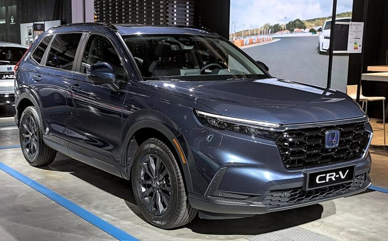 Honda CR-V hybride bleu sur stand auto.