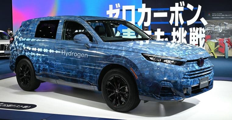 Honda CR-V e:FCEV de face sur podium.